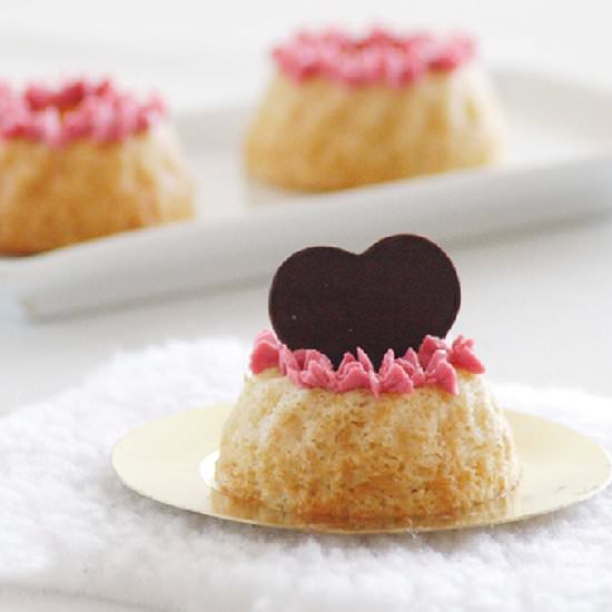 Bundt cake with raspberry cream