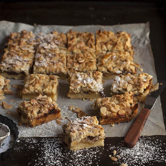 Apple & mince pie crumble bars