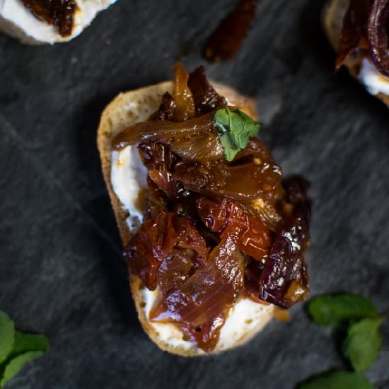 Crostini with sun-dried tomatoes