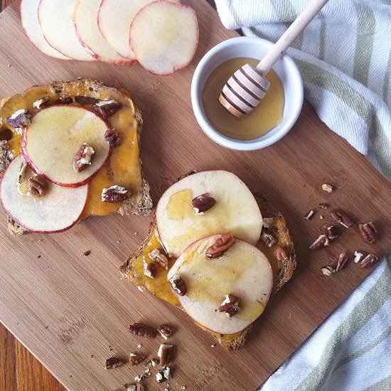 Apple, Cheddar and Honey Tartine