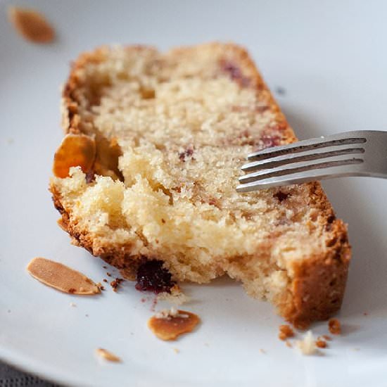 Cake mascarpone & black cherry jam