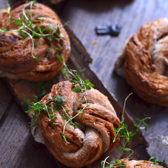 Buns with sun-dried tomato pesto