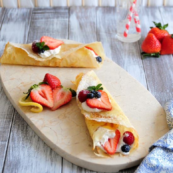 Simple Sweet Crêpe with Berries