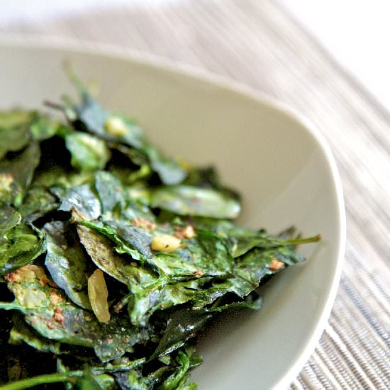 Baked Garlic Spinach Chips