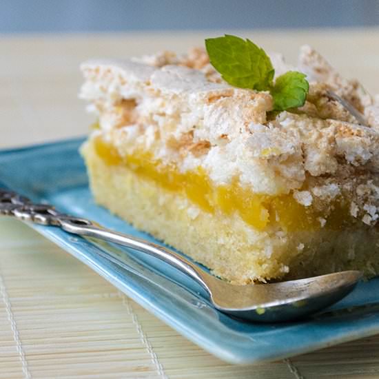 Mango pie with coconut meringue