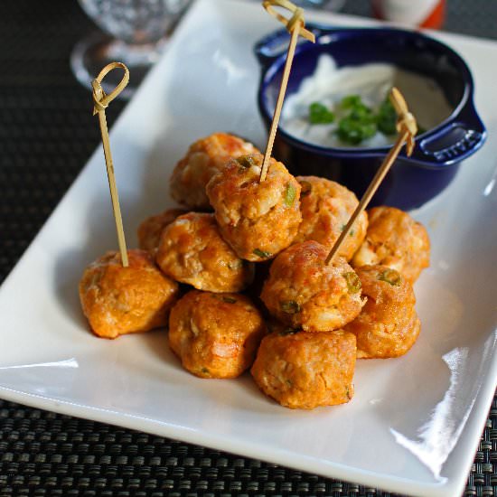 Spicy meatball with yogurt dip