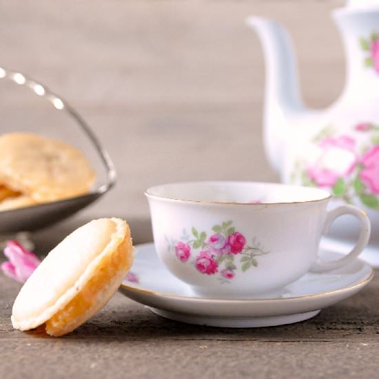 Macaroon with Caramel Filling