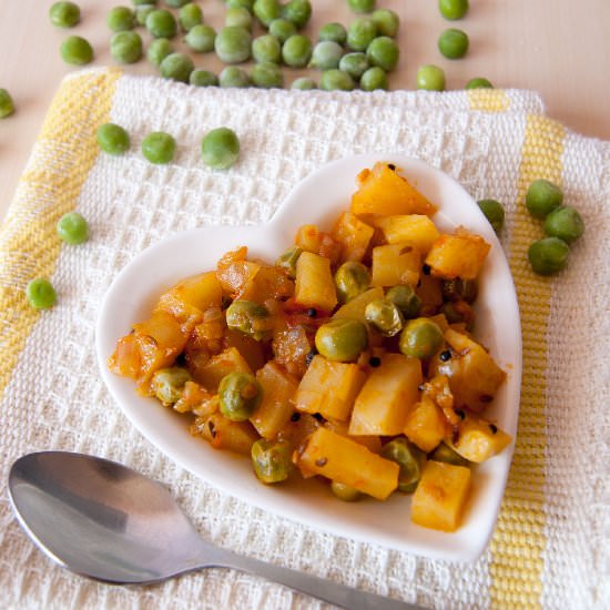 Potatoes and Green Peas Curry