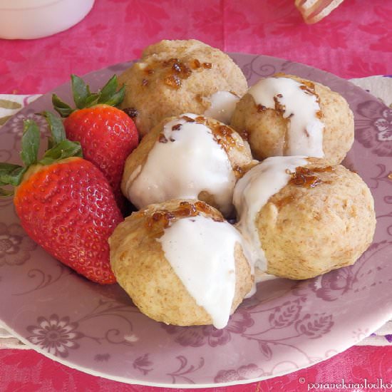 Bread dumplings with strawberries