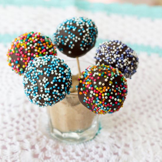 Festive Funfetti cake pops