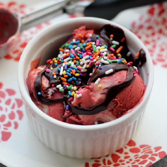 Red velvet hot fudge sundaes