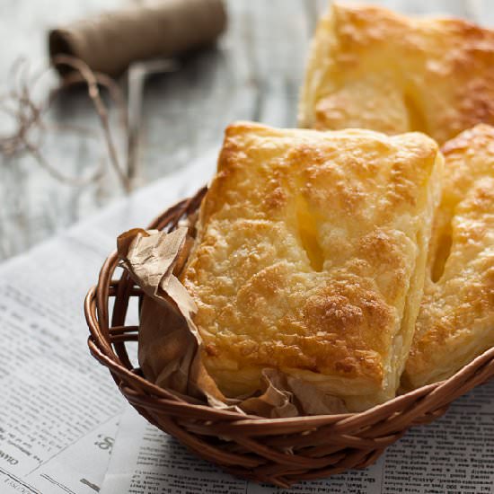 Puff pastry cakes