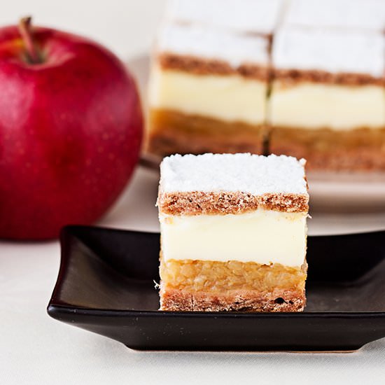 Apple Cake With Vanilla Pudding