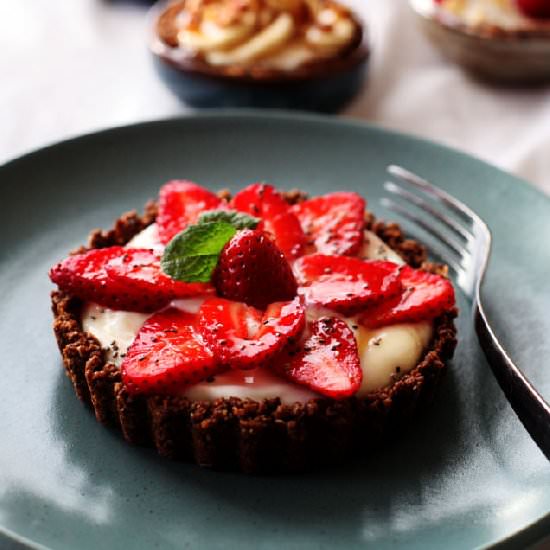 Granola Crusted Yogurt Fruit Tart
