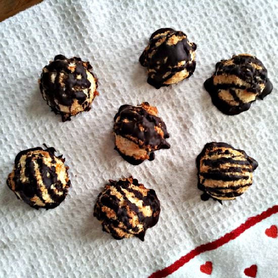 Chocolate Drizzled Macaroons