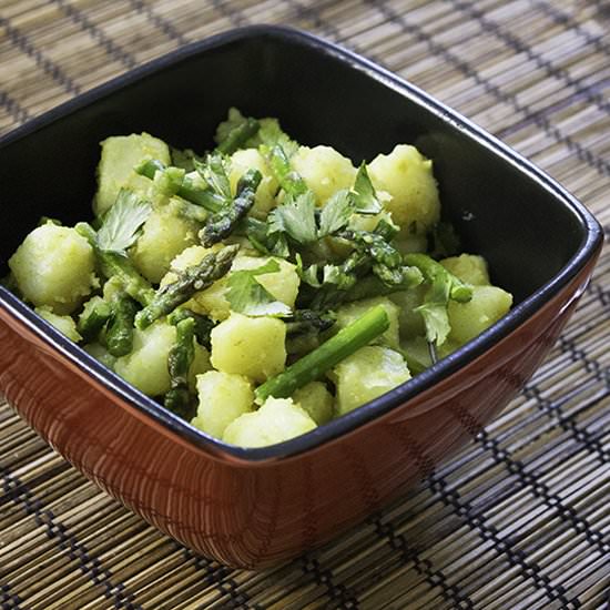 Curry-butter potatoes and asparagus