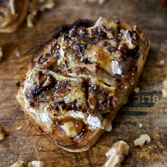 Cheese bread with figs and onions
