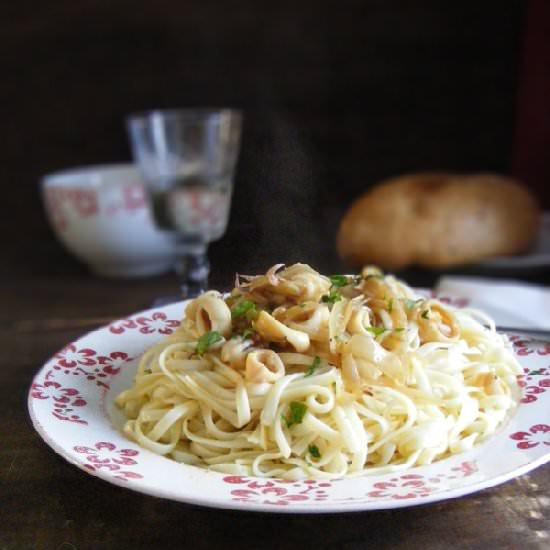 Tallarines con Chipi al Vino Blanco