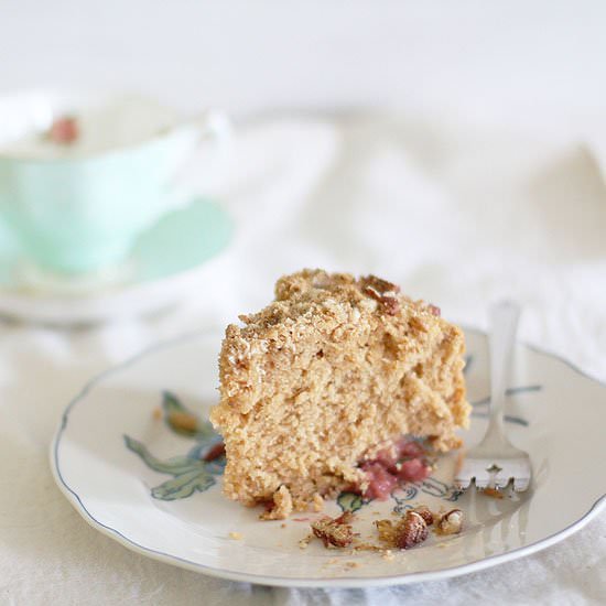 Chai spice cake with strawberries