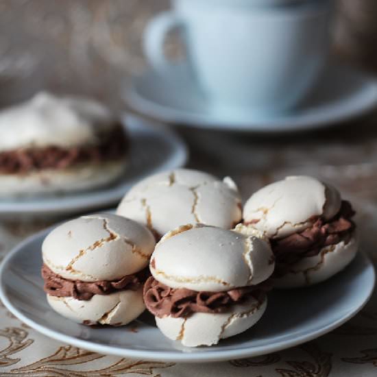 Meringues with cocoa cream