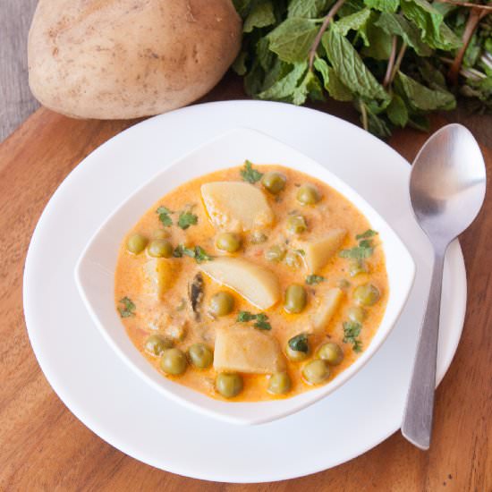 Creamy Potatoes and Peas Curry