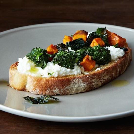 Roasted Broccoli Rabe Crostini