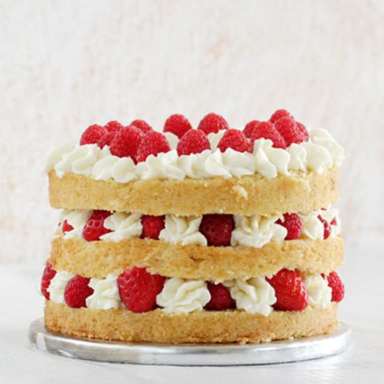 Layer cake cream with red fruits