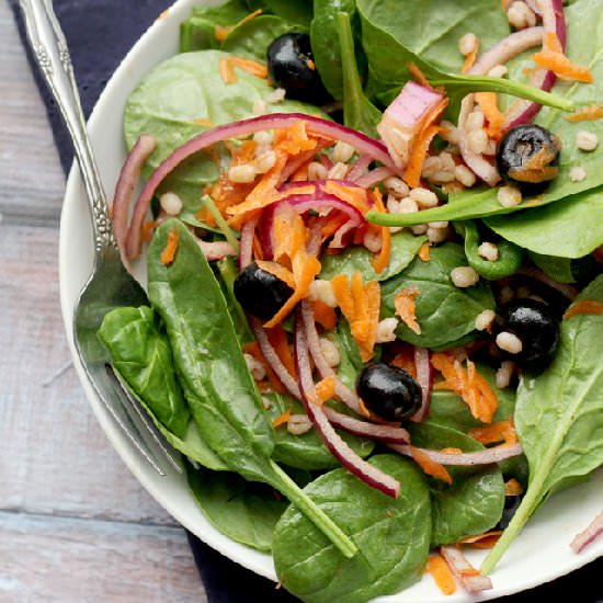 Spinach salad with barley