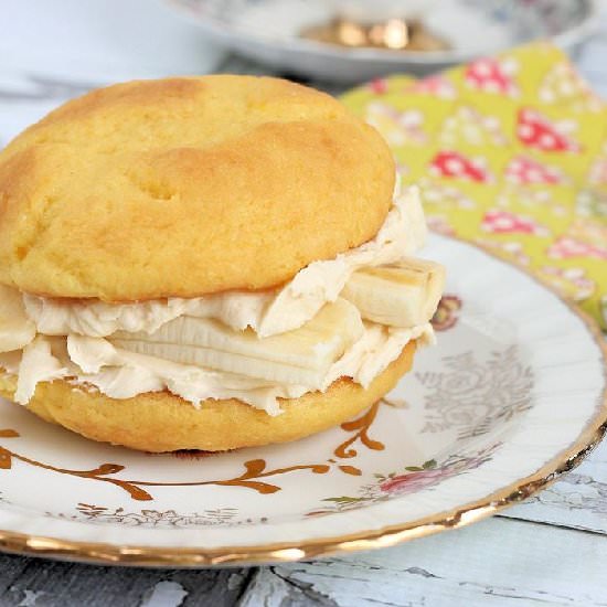 Irish Cream & Banana Whoopie Pies