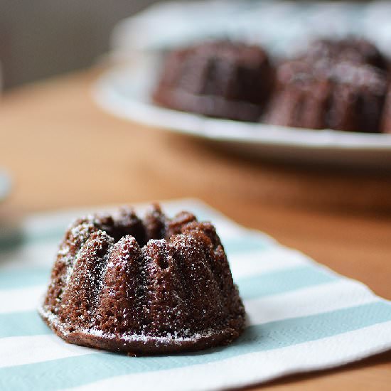 Mini bundt cake with chocolate