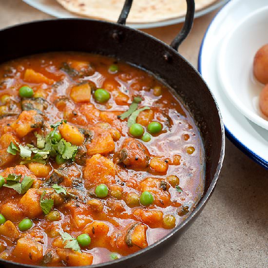 Dhaba Style Aloo Matar (Vegan)
