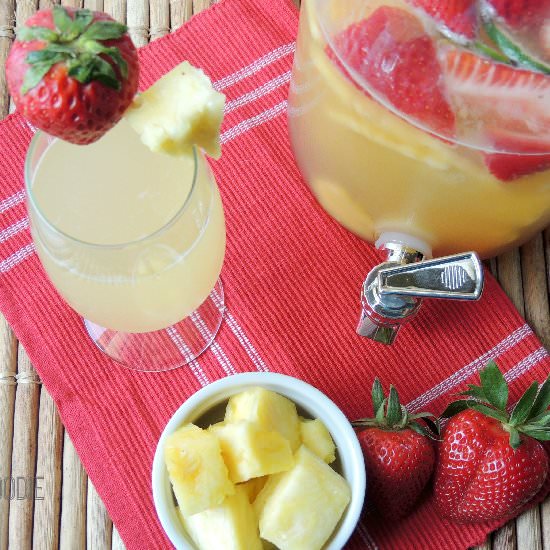 Strawberry-Pineapple “Sans”gria