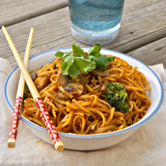 Rice noodles in peanut curry sauce