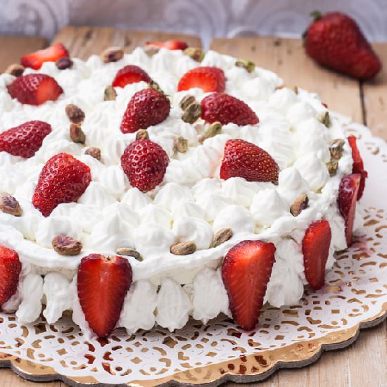 Cake with Pistachio and Strawberry