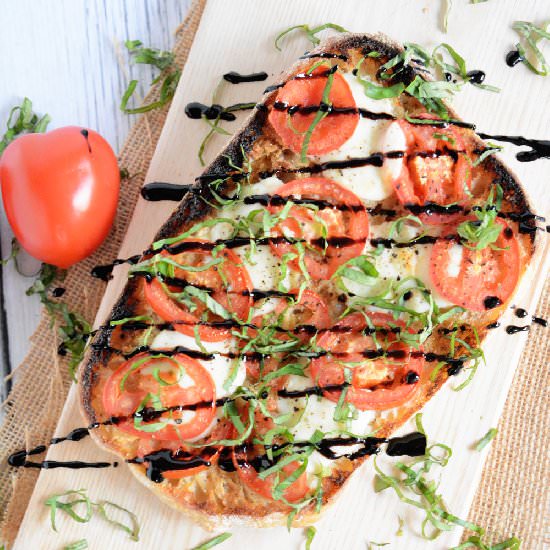 Roasted Garlic Caprese Flatbread