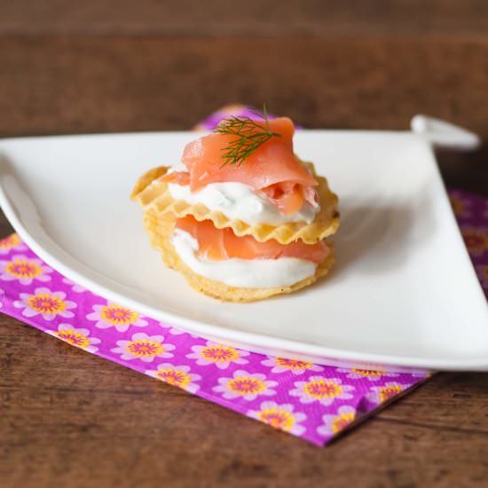 Chips with salmon and yogurt