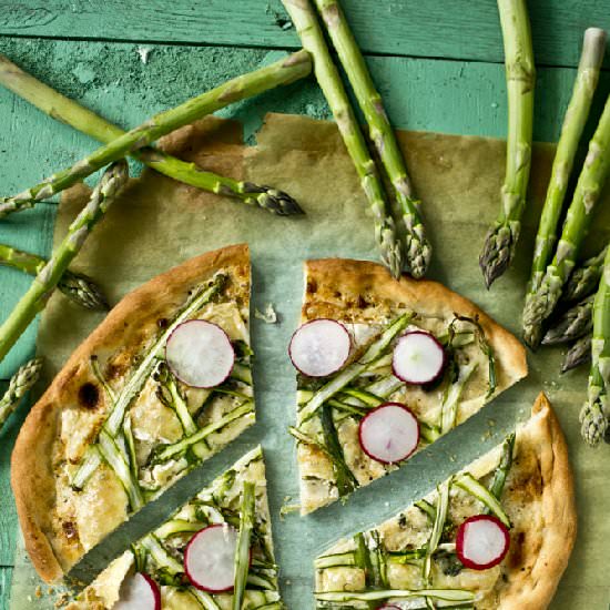 Pizza with asparagus