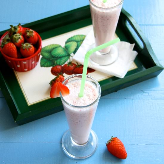 Healthy Strawberry Oats Milkshake