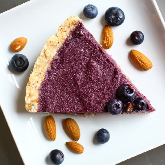Raw blueberry pie
