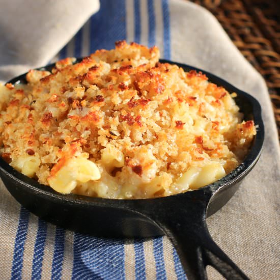 Skillet Mac & Cheese with Rye Bread