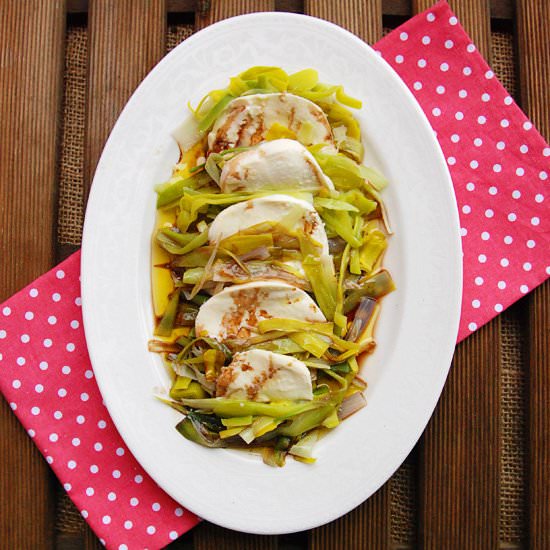 Marinated leeks with mozzarella