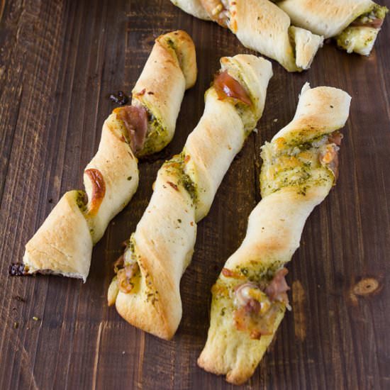 Prosciutto pesto pizza twists