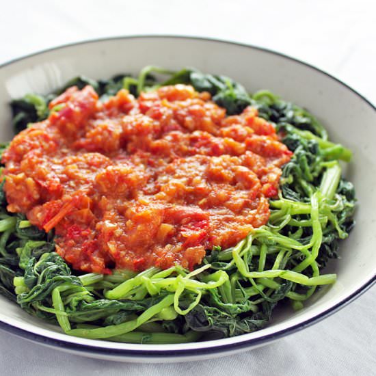 Spinach with spicy tomato sauce