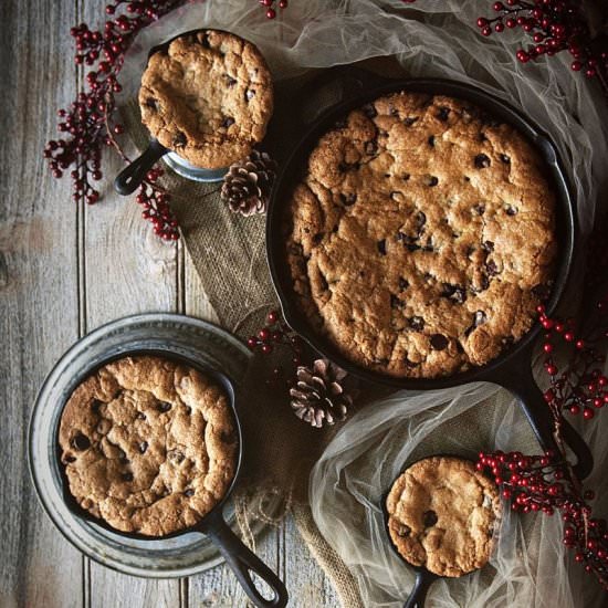 Skillet-Baked Chocolate Chip Cookie