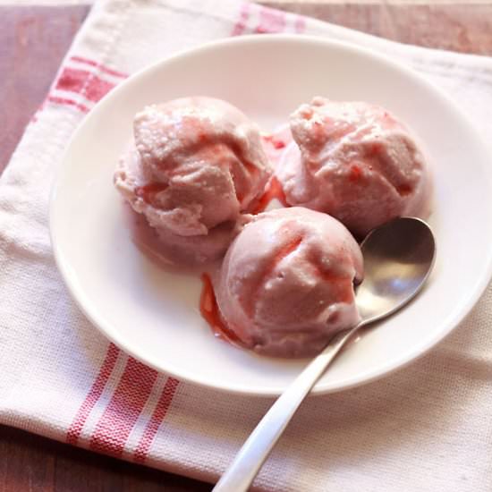 Eggless strawberry ice cream