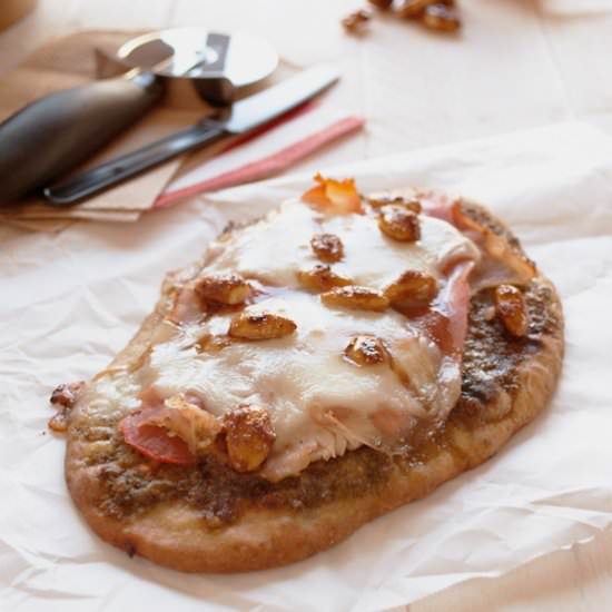 Naan pesto pizza’s with prosciutto