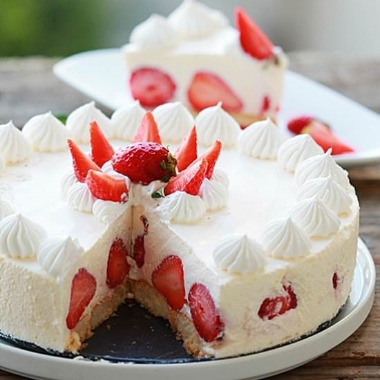 Strawberry mousse cake