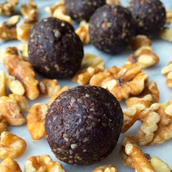 5 Ingredient Chocolate Energy Balls