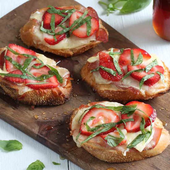 Summertime Strawberry Brie Crostini