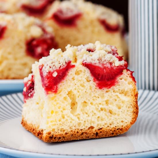 Crumble Cake With Strawberries
